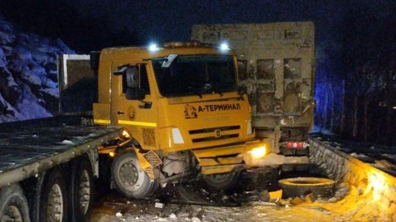 Грузовики не поделили дорогу в Кольском округе 