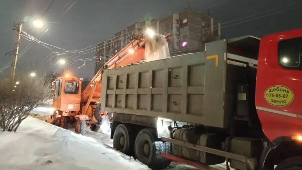 В Мурманске усилили работу по вывозу снега