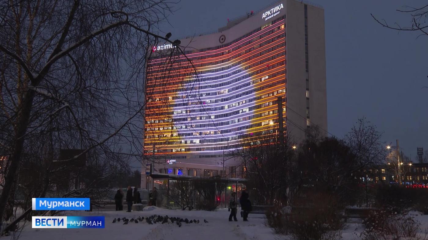 Солнце озарило 18-этажную "Арктику" в центре Мурманска