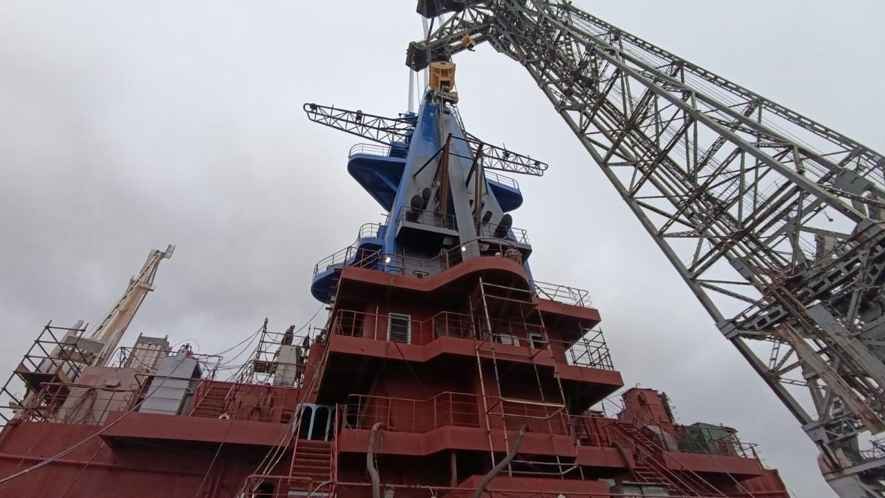 На атомном ледоколе "Чукотка" установили мачту