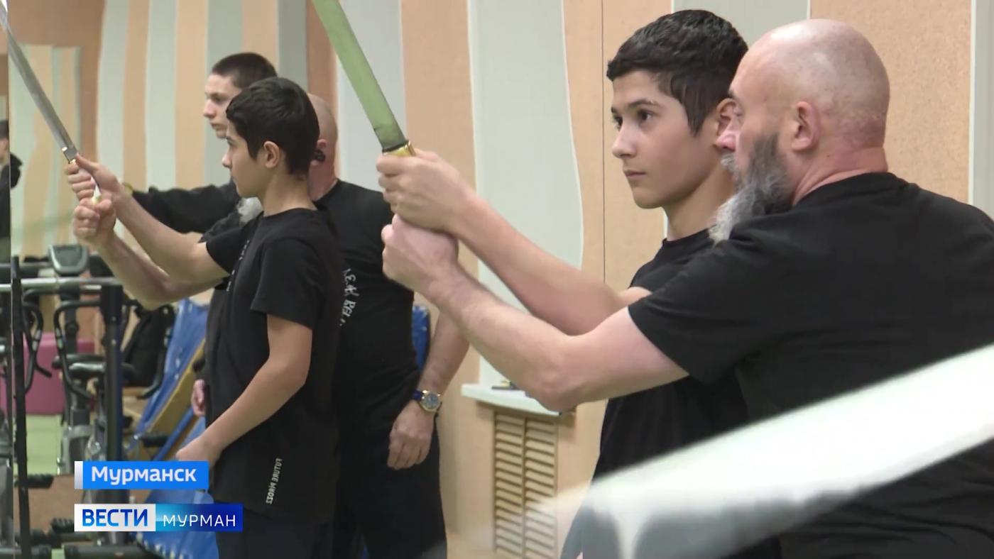 Мурманские казаки проводят уроки по фланкировке