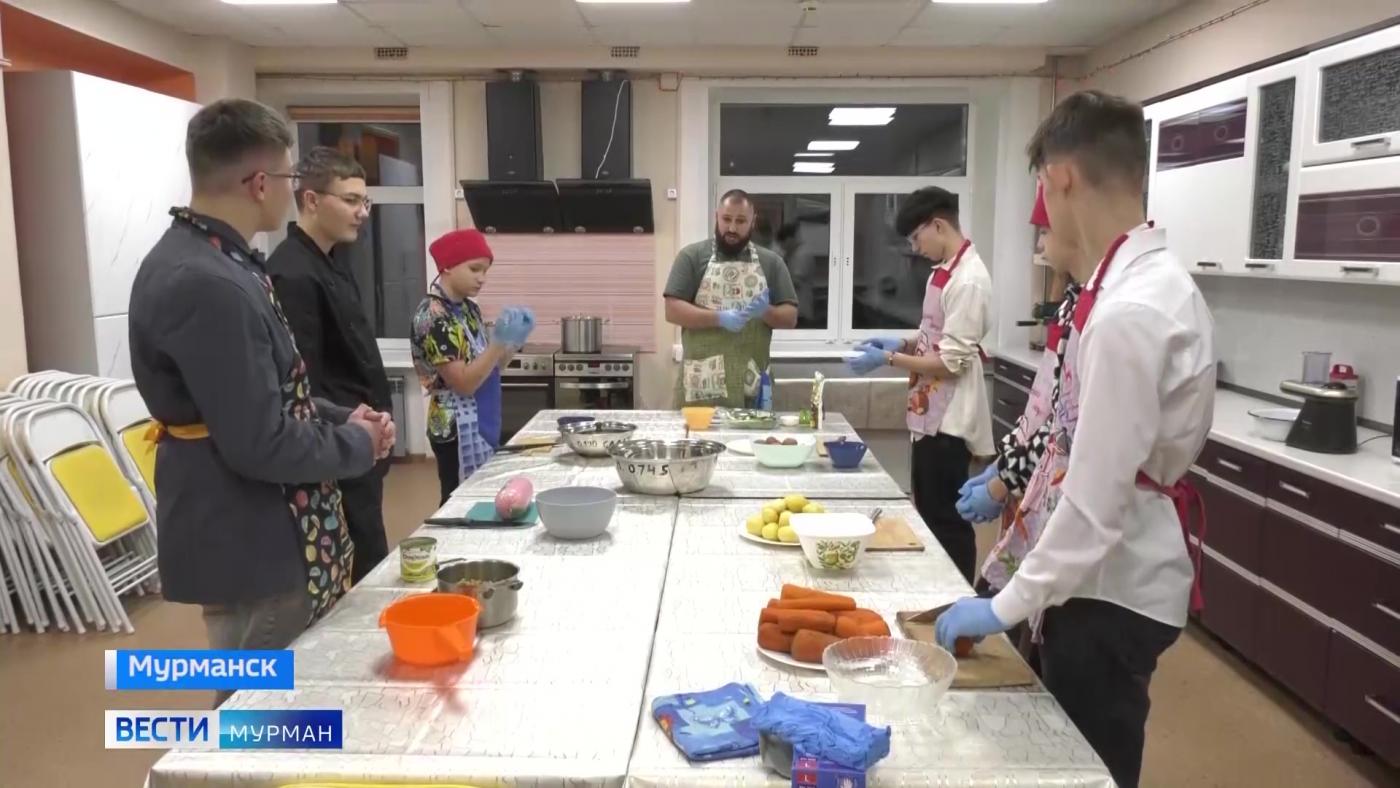 Сделать таз оливье и написать трек за полчаса: один день из жизни мурманского центра "Ровесник"