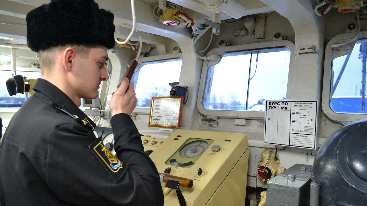 Показное занятие по приему курсовой задачи провели на малом противолодочном корабле "Онега"