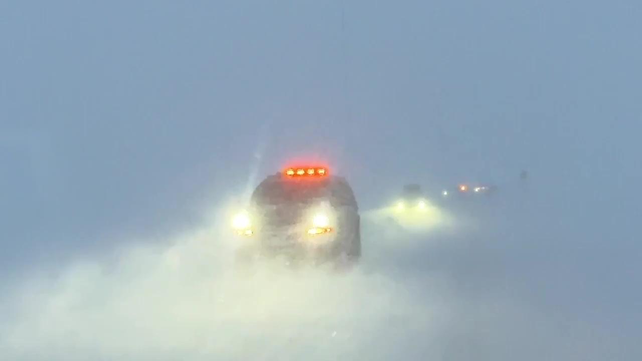 На закрытом участке дороги до Териберки заметили колонну автомобилей