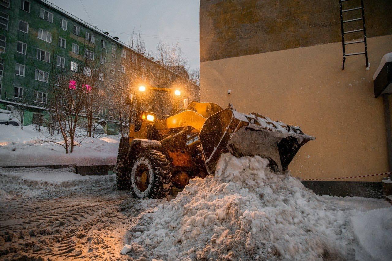Более 5 тысяч кубометров снега вывезли из мурманских дворов
