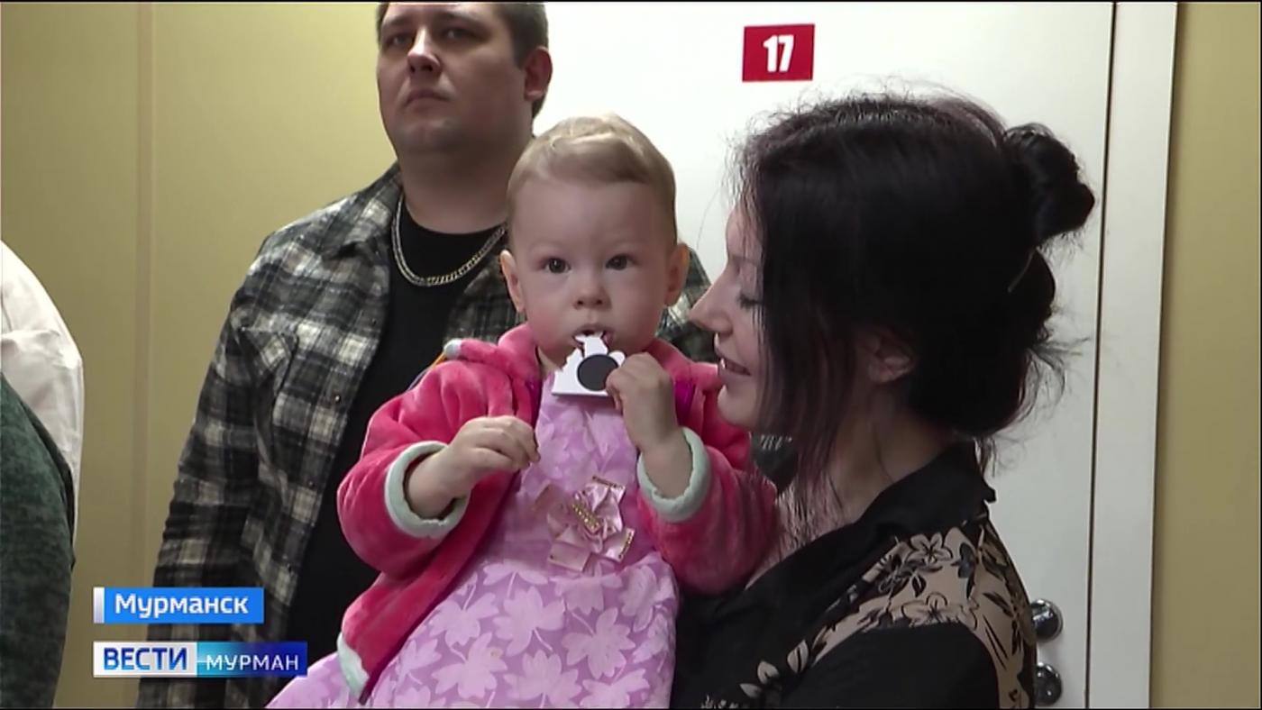 В Мурманске вынужденным переселенцам с Донбасса вручили новогодние подарки