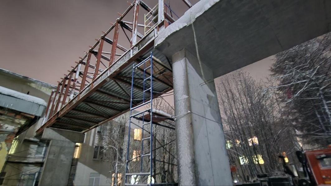 Строительство надземного перехода Мурманского онкодиспансера вышло на новый этап