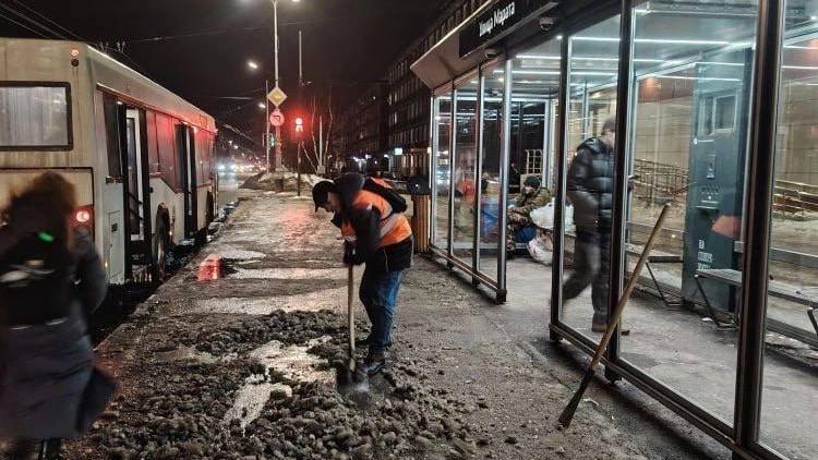В Мурманске продолжают активную борьбу с гололедицей