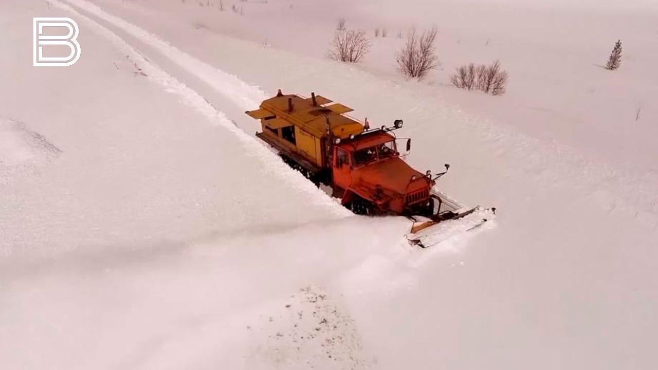 Автобусы из Териберки и Туманного сопроводит дорожная техника