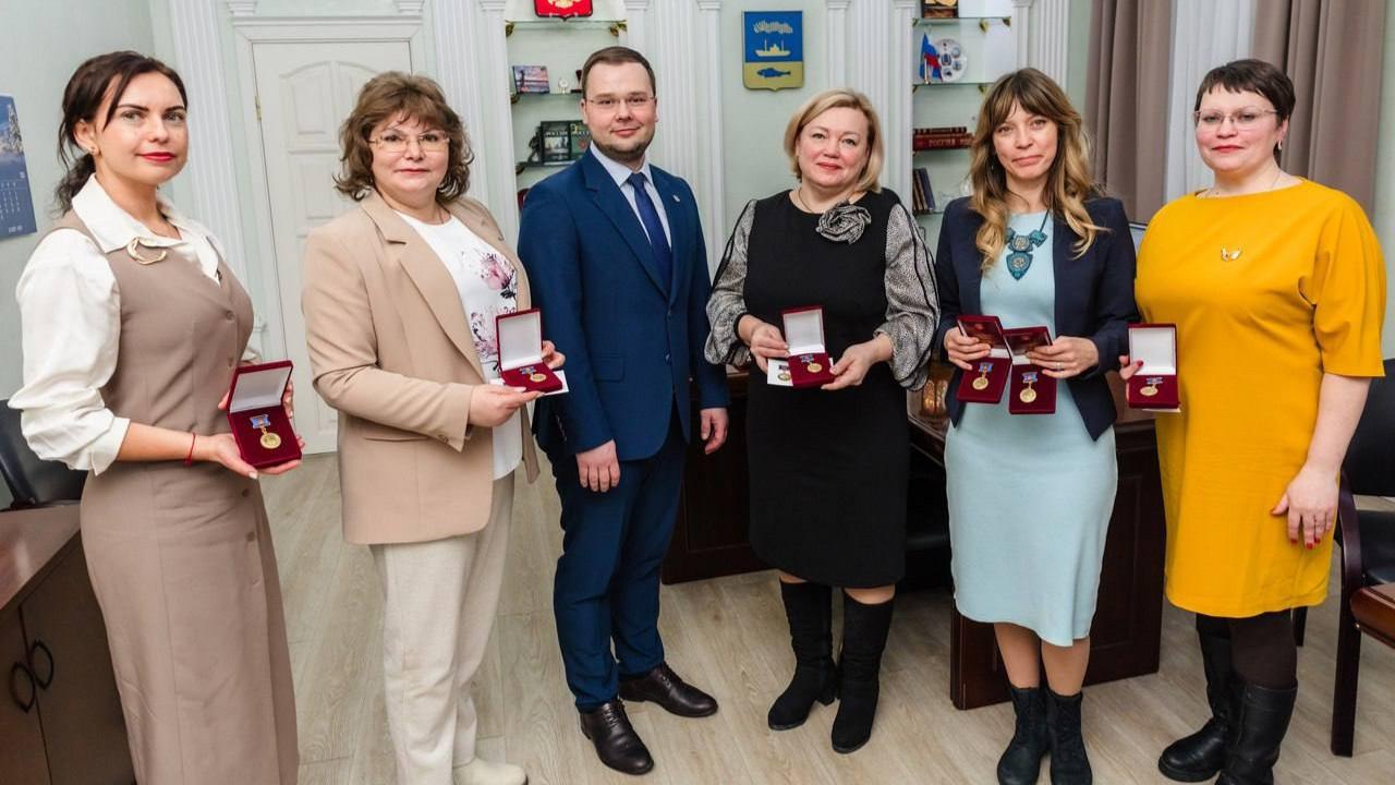 Мурманчанам вручили почетные знаки губернатора "СВОих не бросаем"