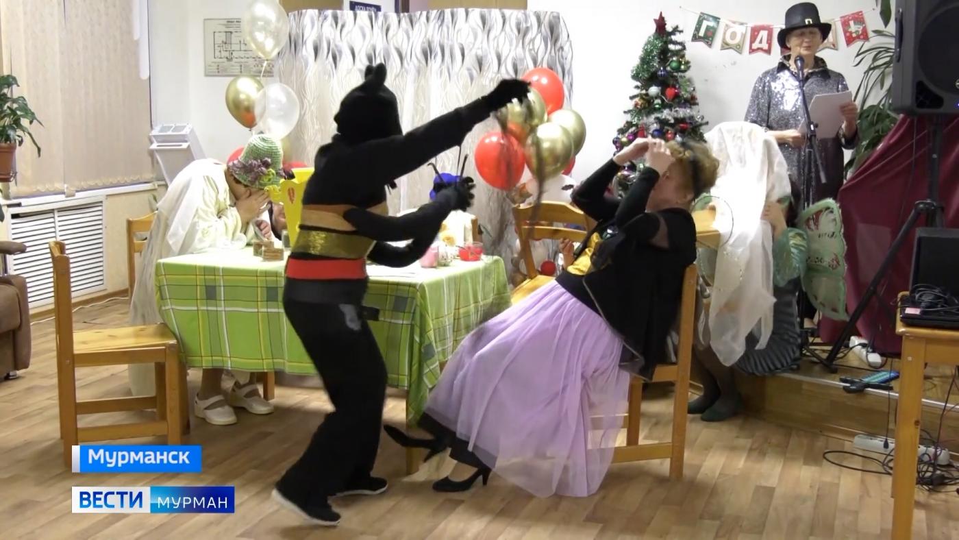 Веселые бабушки в костюмах персонажей Чуковского в Мурманске