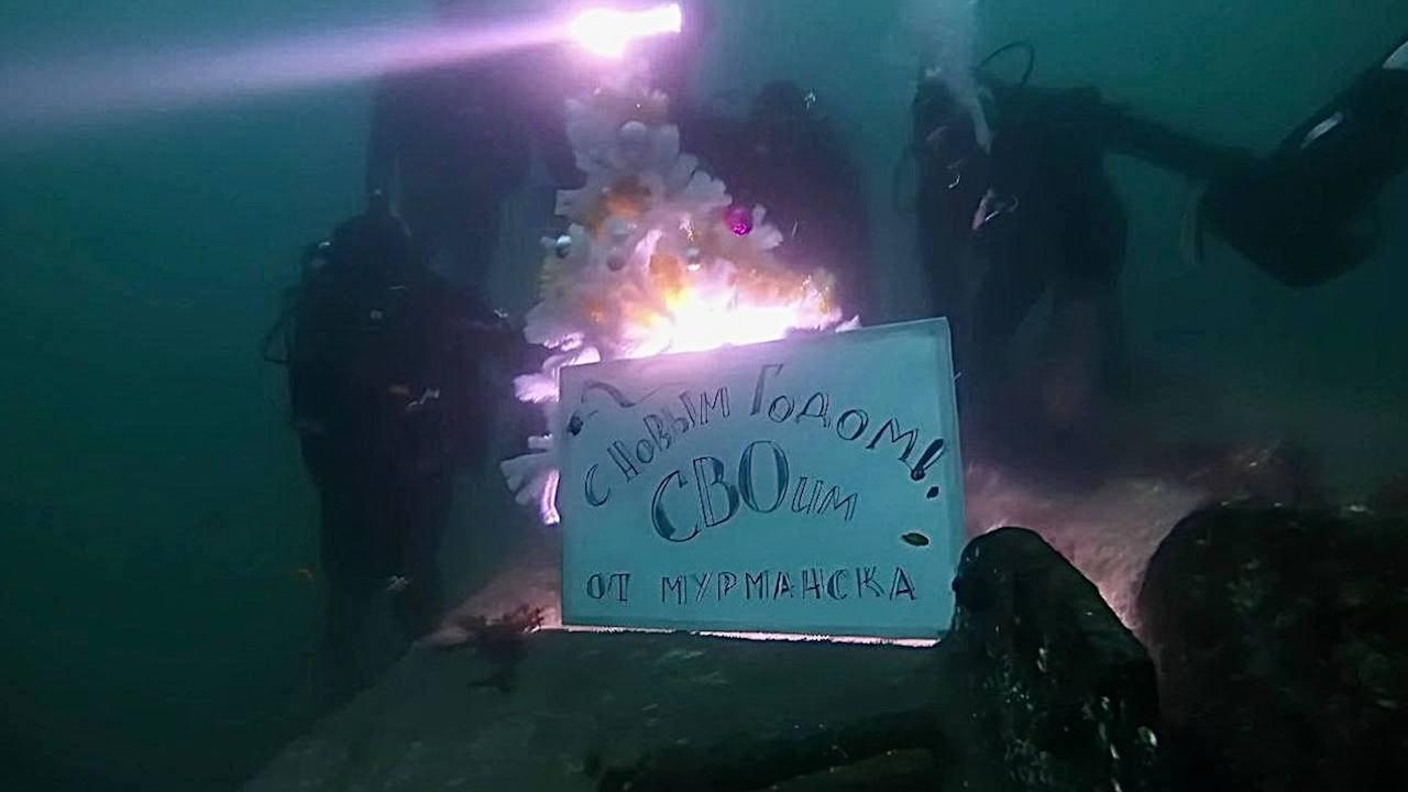 На дне Кольского залива установили самую "глубокую" новогоднюю елку в России