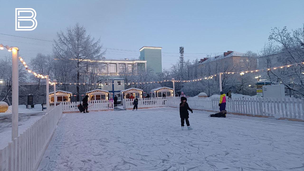 Каток под открытым небом открылся в центре Мурманска