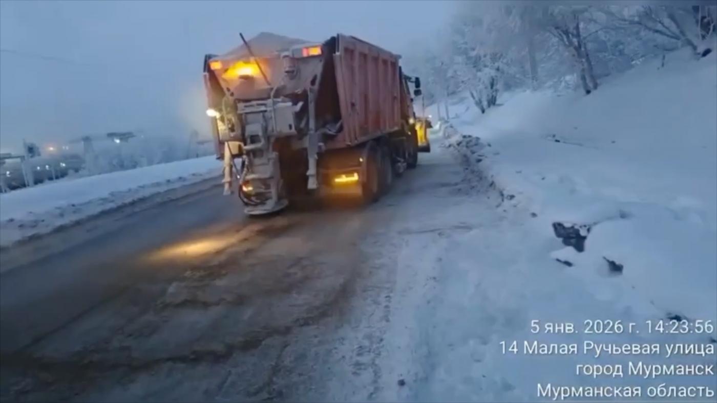 В Мурманске дорожники круглосуточно расчищают улицы от снега и наледи