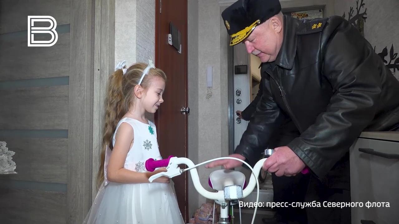 Замкомандующего Северным флотом подарил шестилетней Снежане из Североморска велосипед