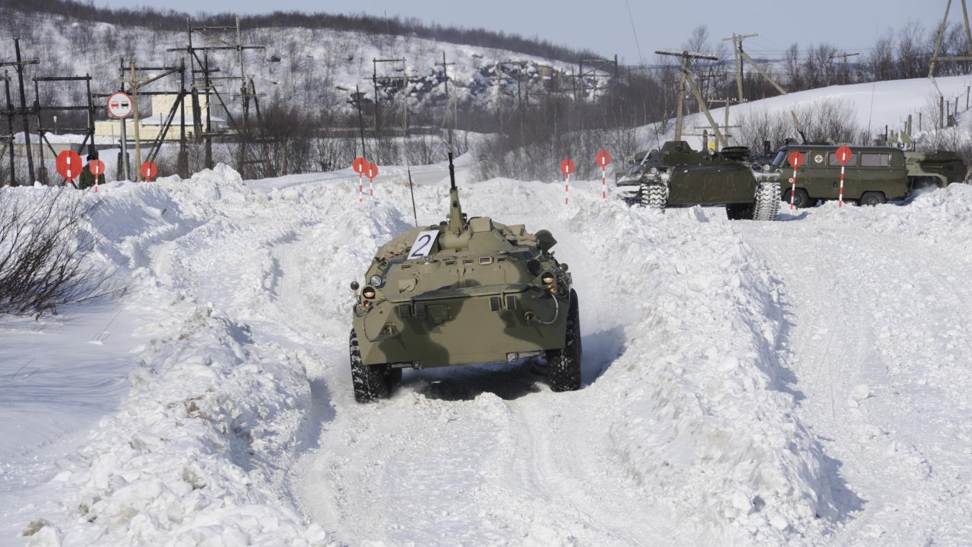 Занятия по вождению военной техники в экстремальных условиях прошли на Северном флоте