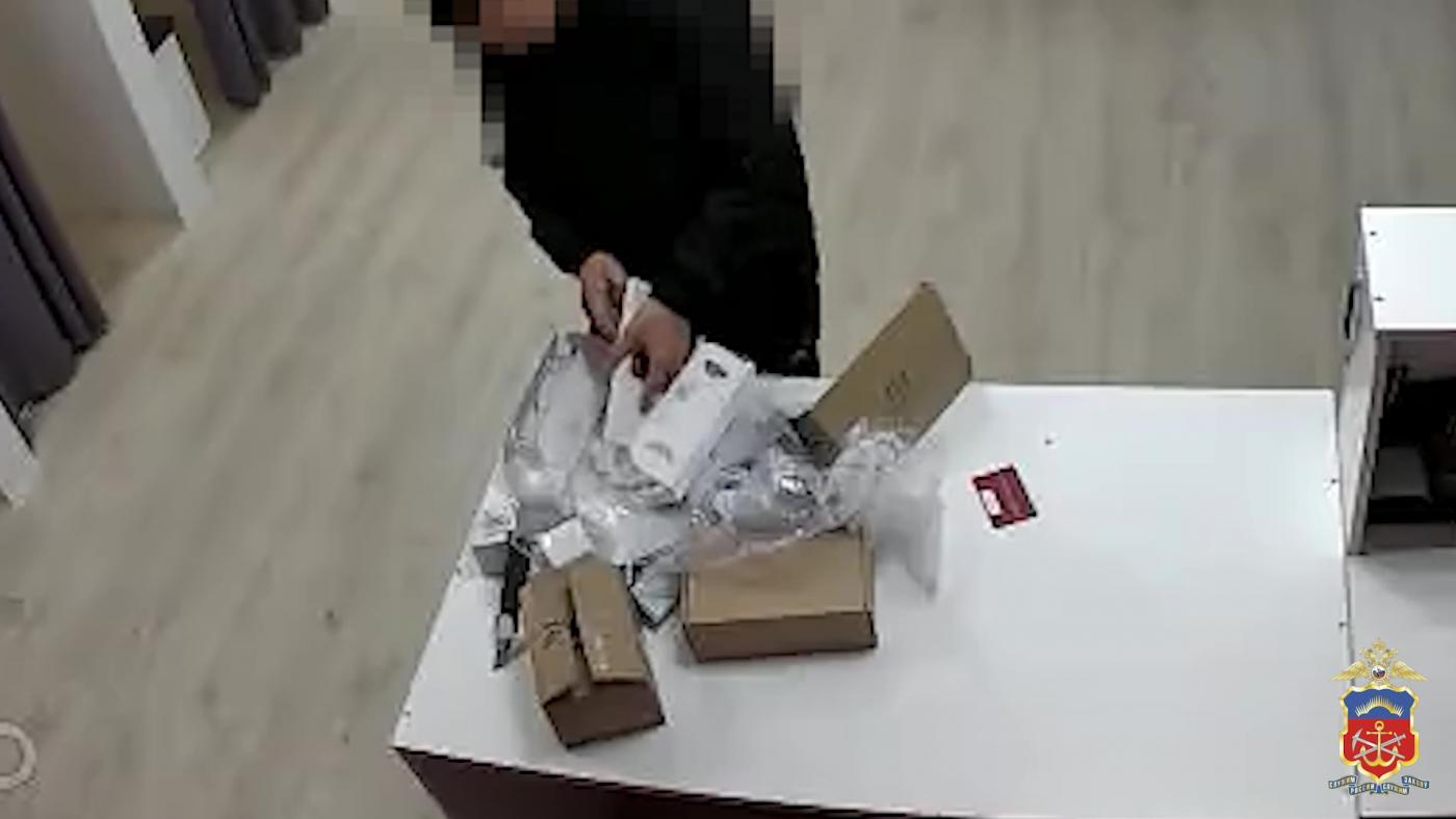 Кандалакшские полицейские раскрыли мошенническую схему с подменой товаров на маркетплейсах