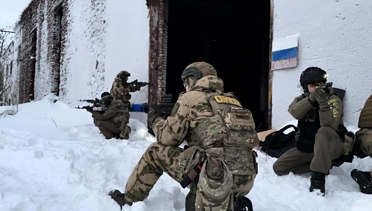 "Медведь" и "Росомаха" в деле: мурманский спецназ испытал себя в экстремальных условиях полярной ночи