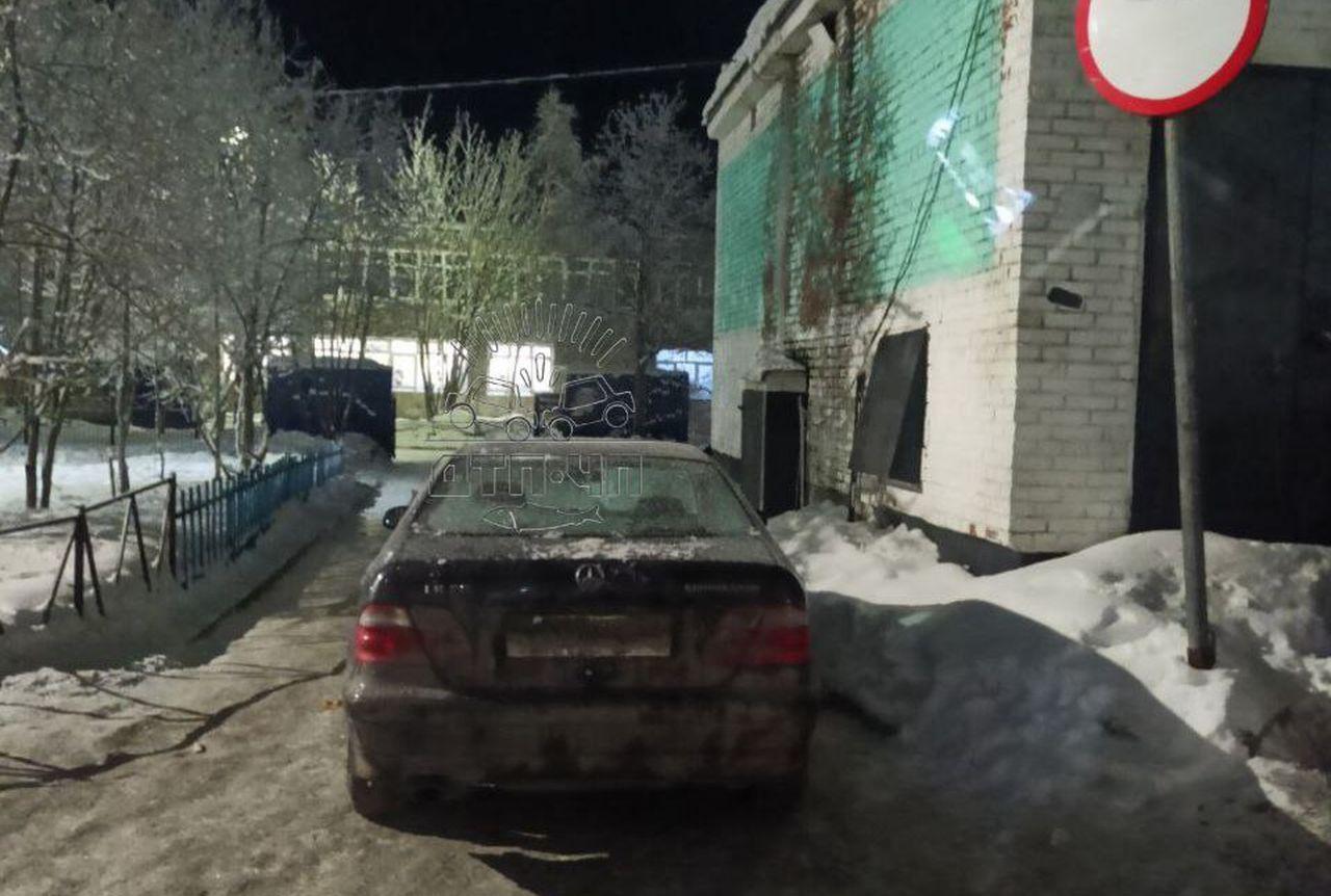 Перегородившим проезд к учебному заведению в Мурманске займется Госавтоинспекция&nbsp;