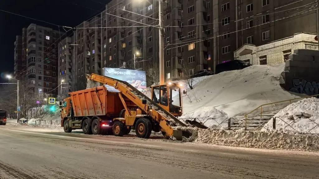 За сутки из Мурманска вывезли 2 832 кубометра снега