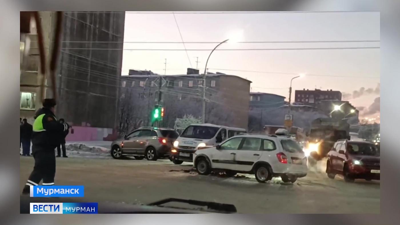 Мурманские инспекторы рассказали про самые опасные маневры водителей зимой