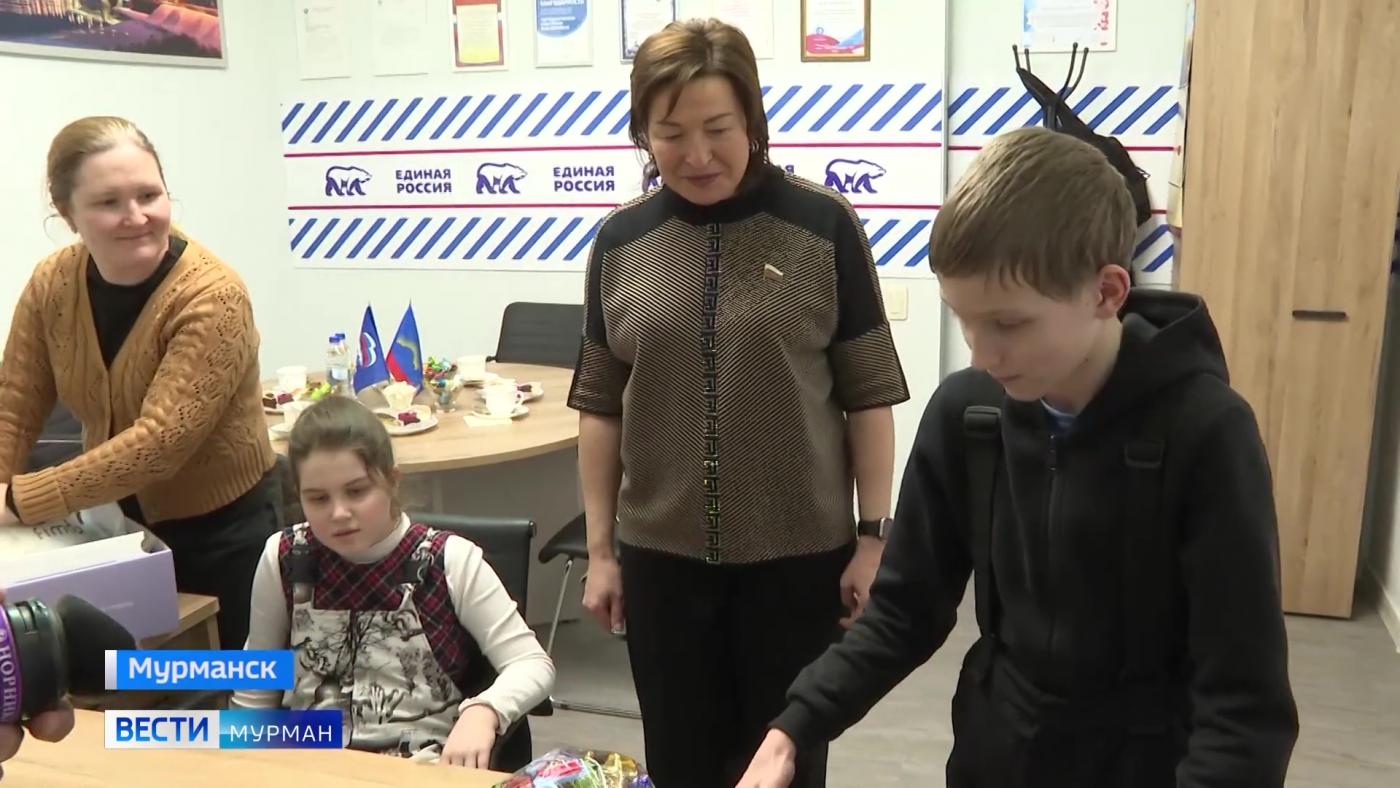 "Елка желаний": сенатор Лариса Круглова исполнила мечту 8-летней Жени Частиковой из Мончегорска