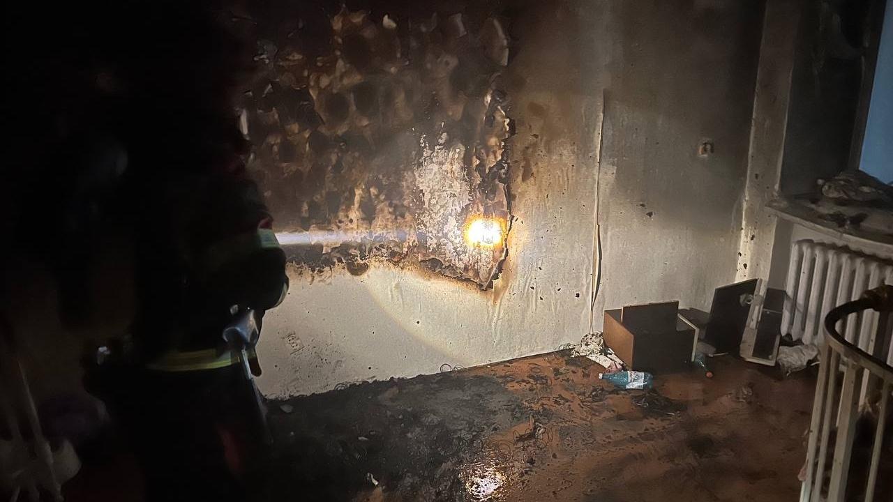 Из горящей квартиры на Строительной в Оленегорске спасли человека