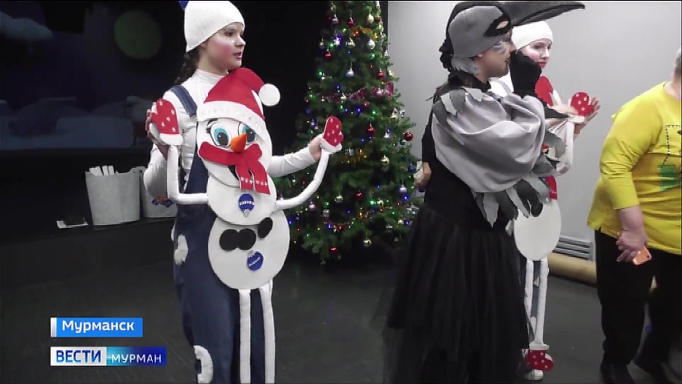 Елка для тех, кто дарил праздник: в Мурманске поздравили детей артистов