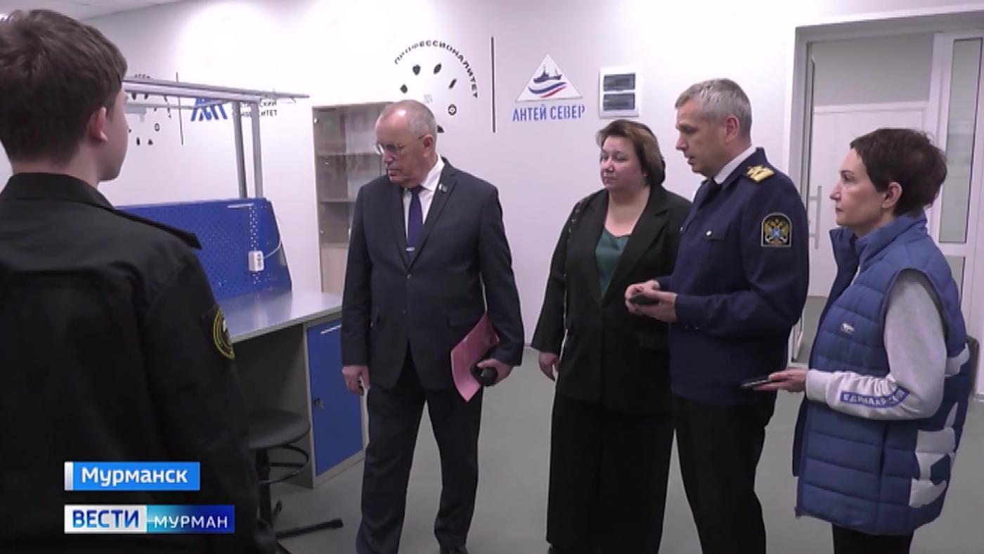 Сергей Дубовой оценил обновление лабораторий мурманской "мореходки"