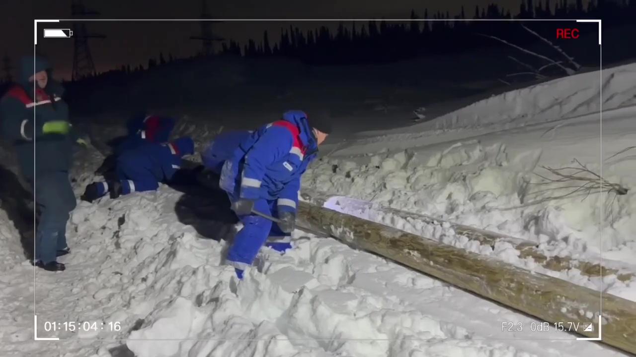 Специалисты "Россетей" вручную и на экскаваторах доставляют детали для ремонта ЛЭП в Мурманской области&nbsp;