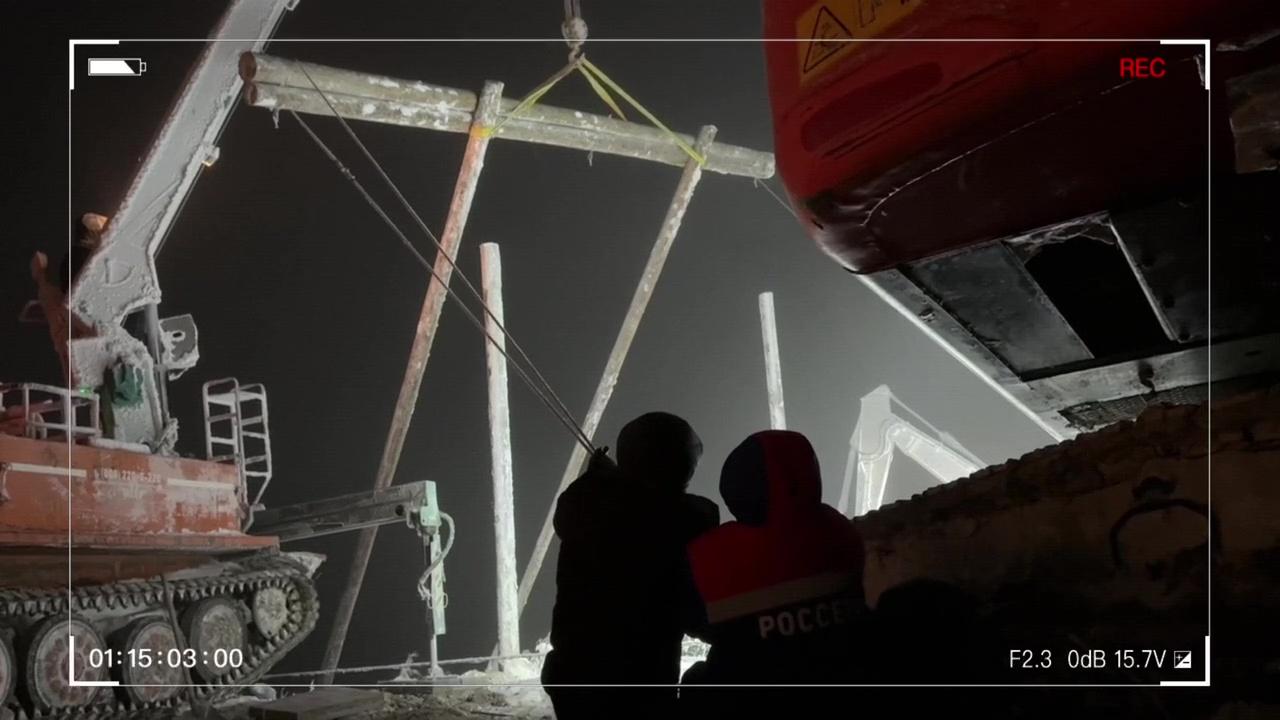 На месте аварии в Мурманской области специалисты смонтировали первую опору ЛЭП