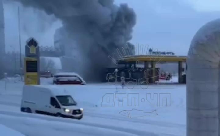 В Мурманске на Верхнеростинском шоссе горит здание на территории АЗС
