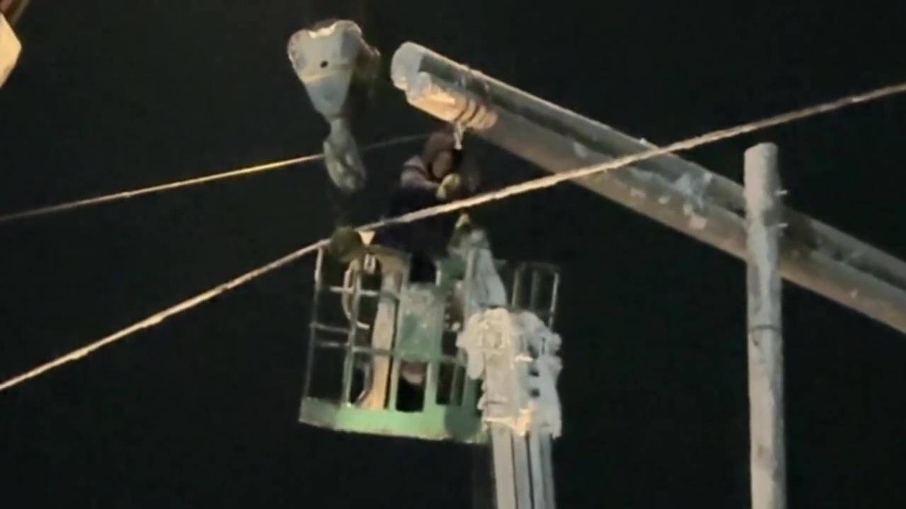 В Мурманской области смонтировали линию электроснабжения на временных опорах