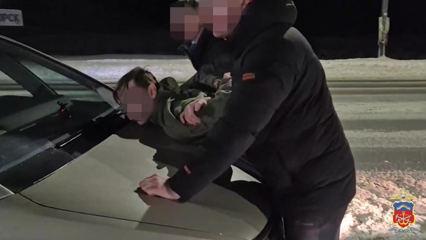 На въезде в Мончегорск задержали двух петербуржцев с 4 кг наркотиков