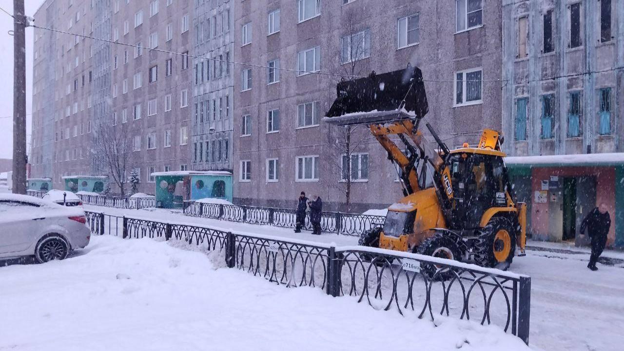 УДХ в Мурманске в усиленном режиме борется с последствиями сильных снегопадов