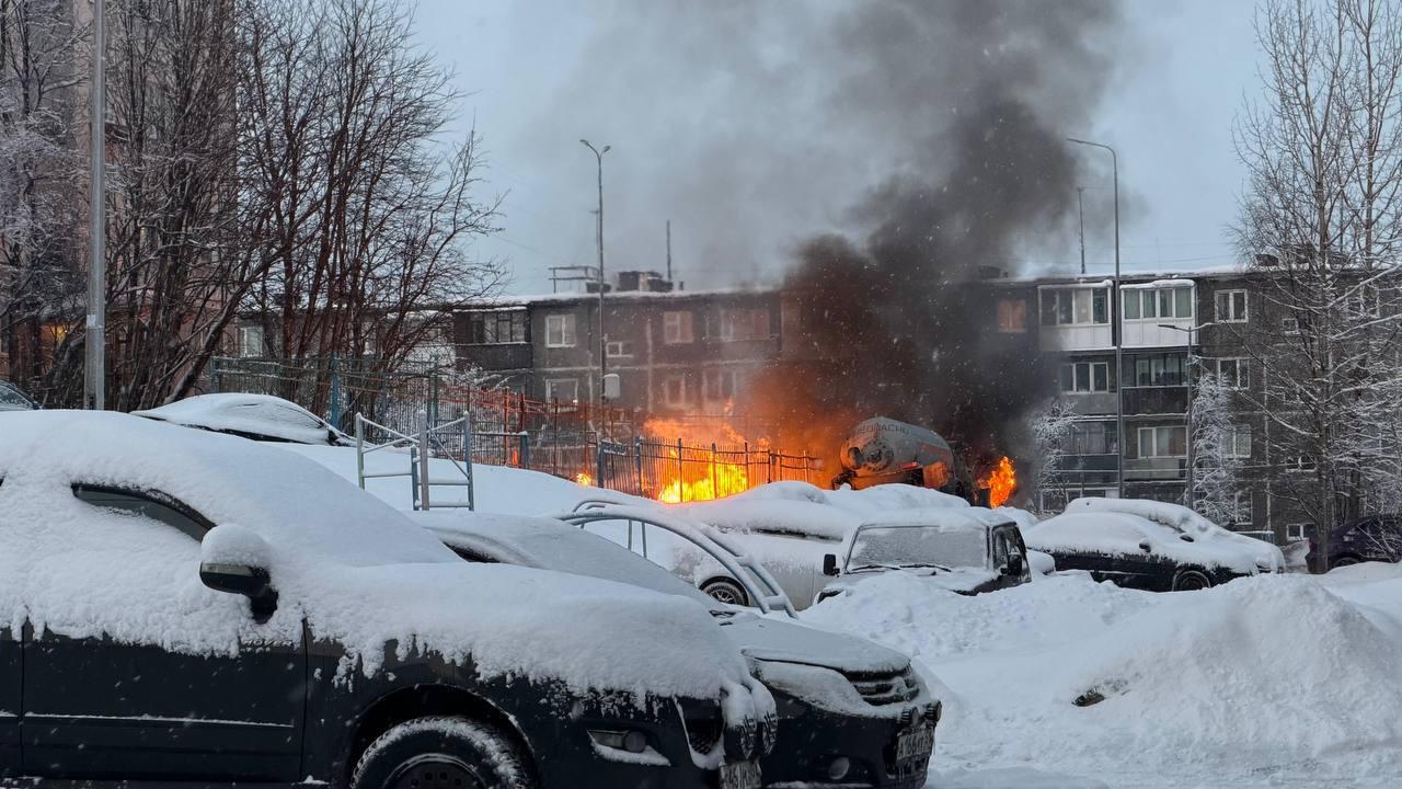 Из-за возгорания газового коллектора в Мурманске началась эвакуация из близлежащих домов