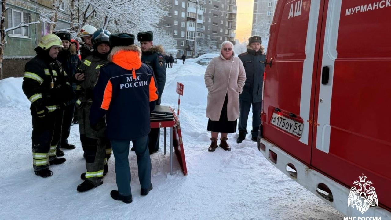 Автомобиль газовой службы сгорел в результате происшествия на Аскольдовцев в Мурманске