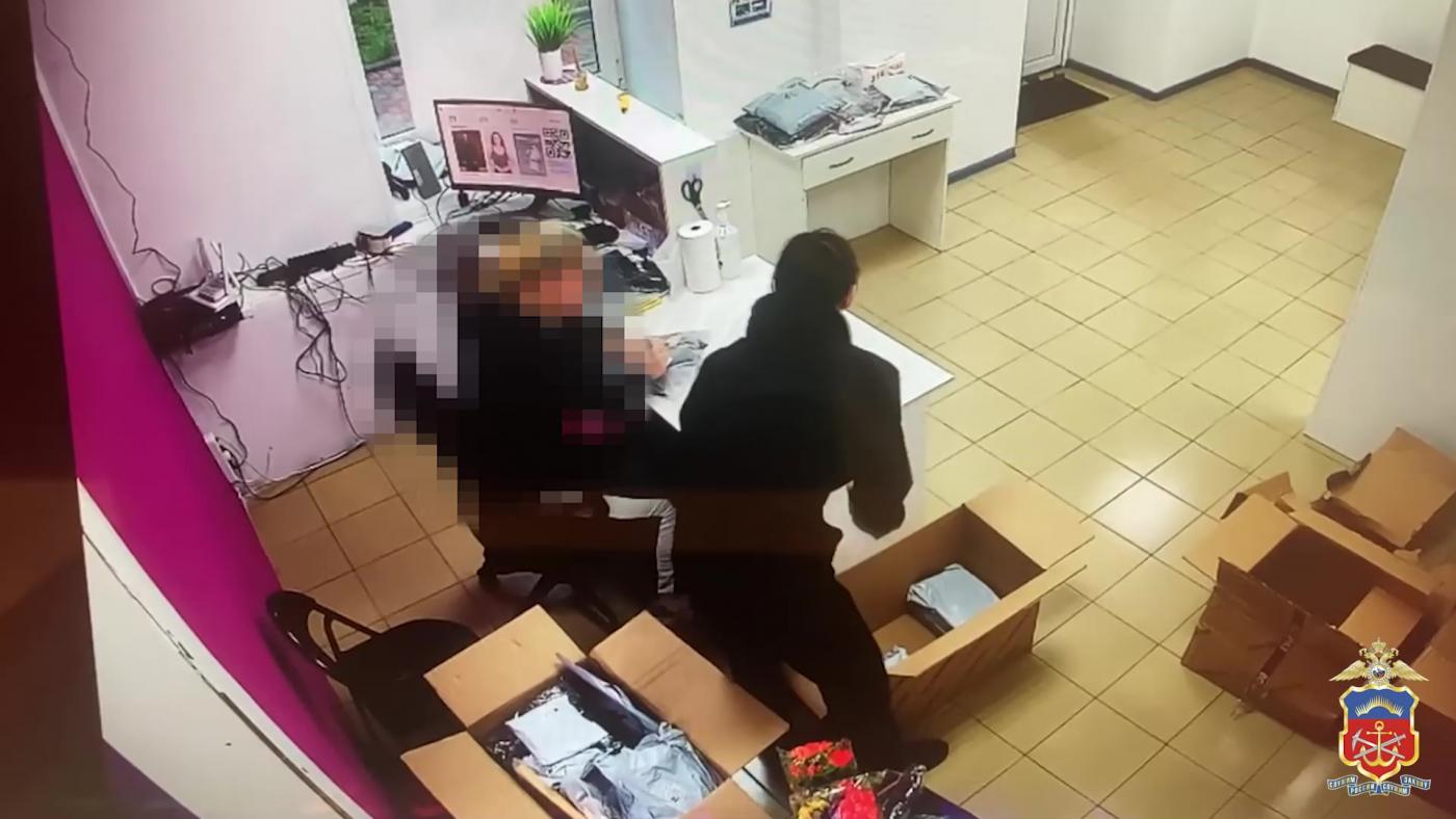 В Никеле задержали мать с сыном, похищавших товары с маркетплейса