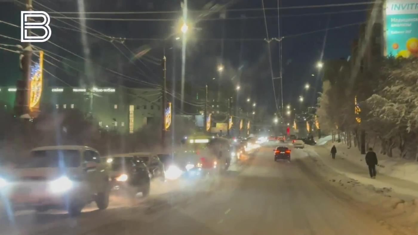 На улице Полярные Зори в Мурманске образовалась пробка из-за аварии&nbsp;