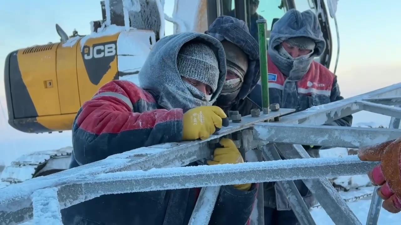 Аварийно-восстановительные бригады выдвинулись на вездеходах к месту аварии на ЛЭП в Мурманской области