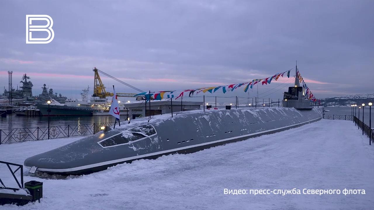 В Североморске отметили 85-летие со дня подъема флага ВМФ на легендарной подводной лодке "К-21"