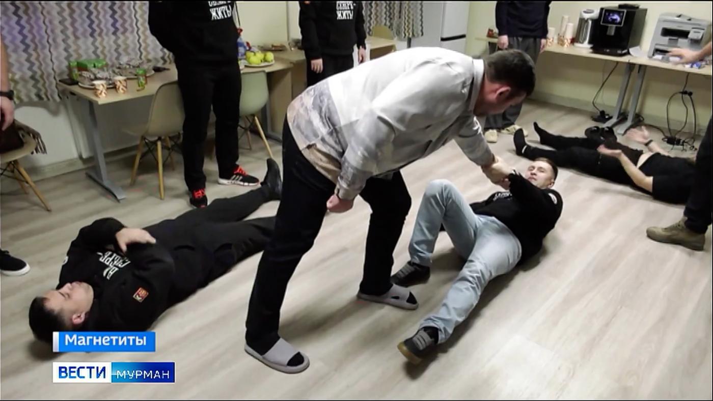 Помощь раненым в мирное время и на поле боя: полезную лекцию провели для участников программы "Герои Севера"