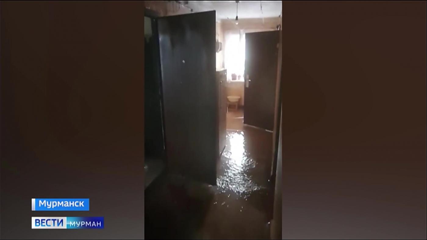 Мурманчане борются с потопом в доме на Свердлова и греются у газовой плиты