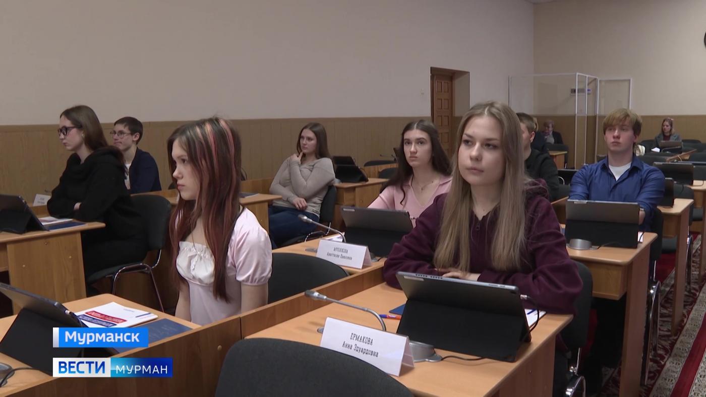 День открытых дверей в Мурманской облдуме провели для участников профильной смены Центра "Полярная звезда"