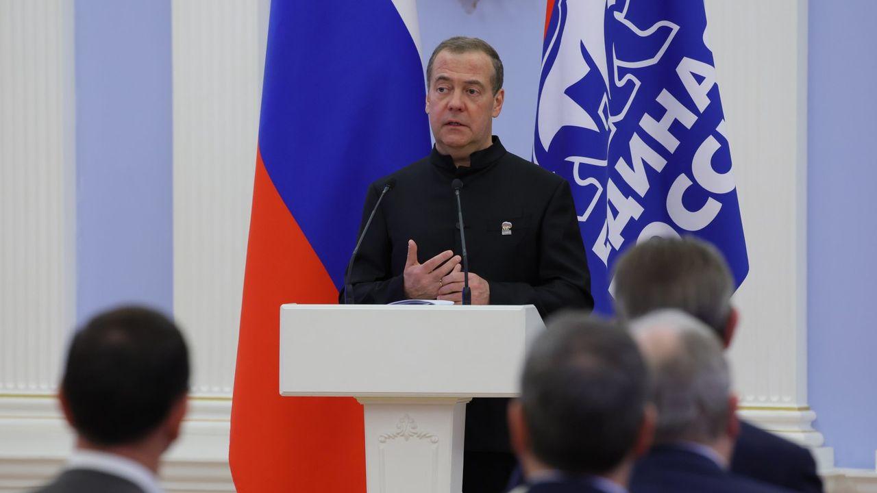 Медведев пригласил экспертов к разработке новой народной программы "Единой России"