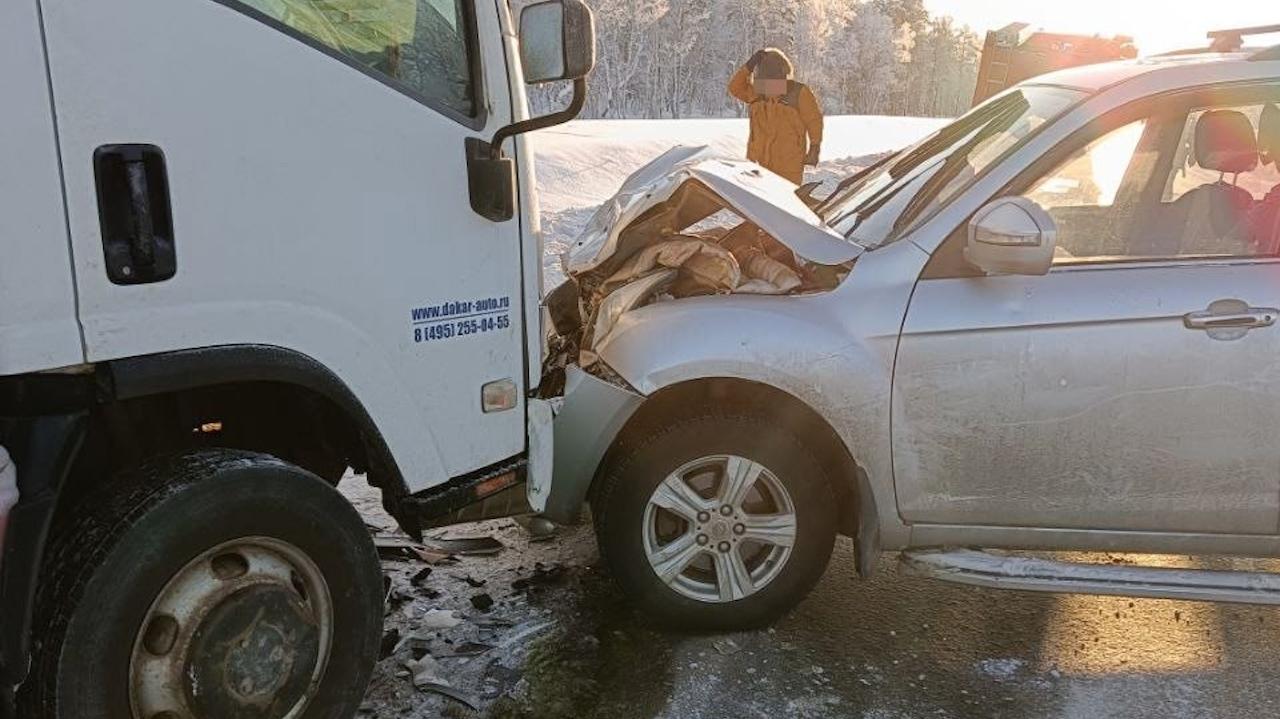 Двух человек госпитализировали с места ДТП в Кольском округе