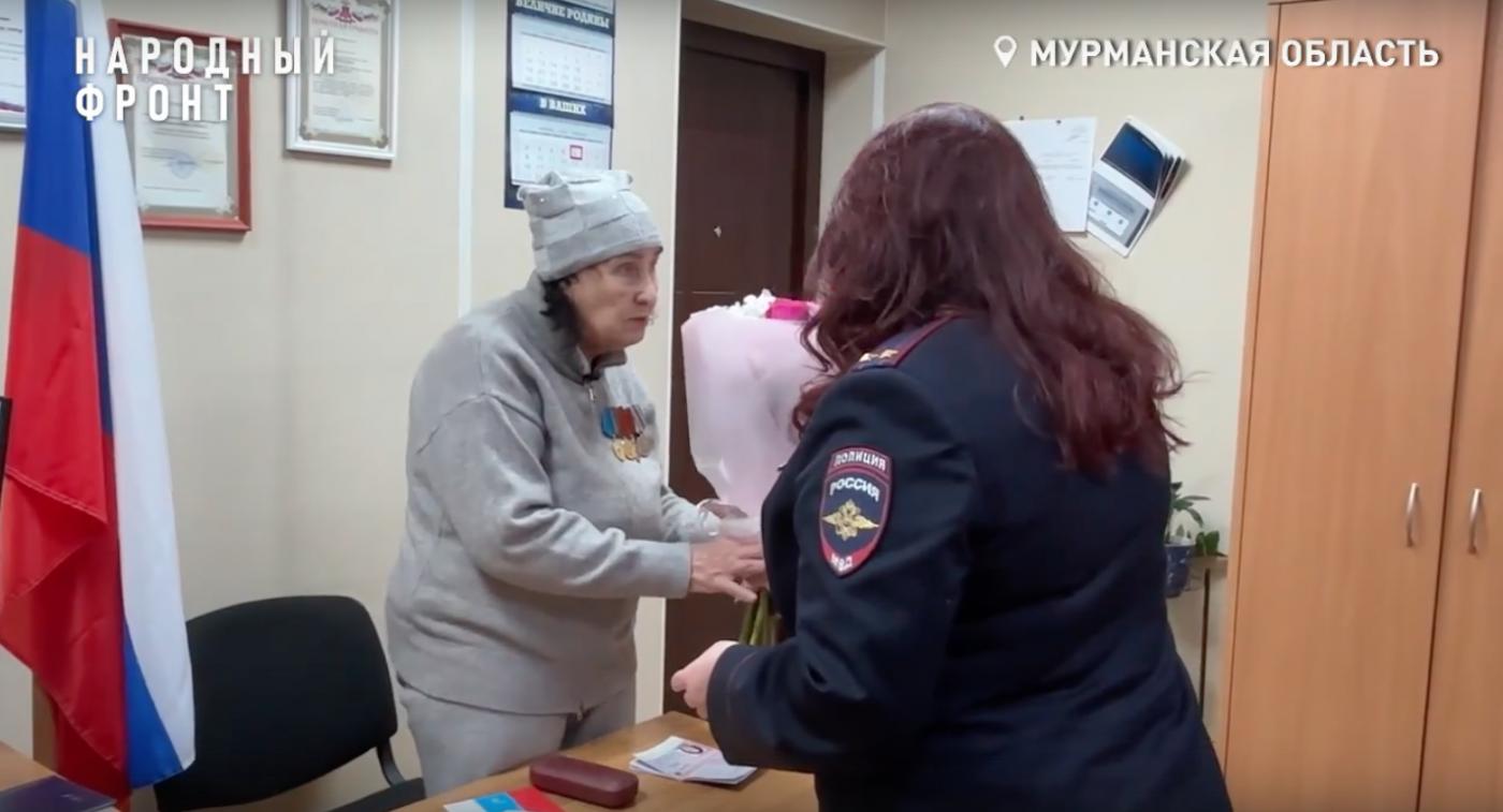 Пенсионерке из Казахстана вручили российский паспорт в Мурманской области