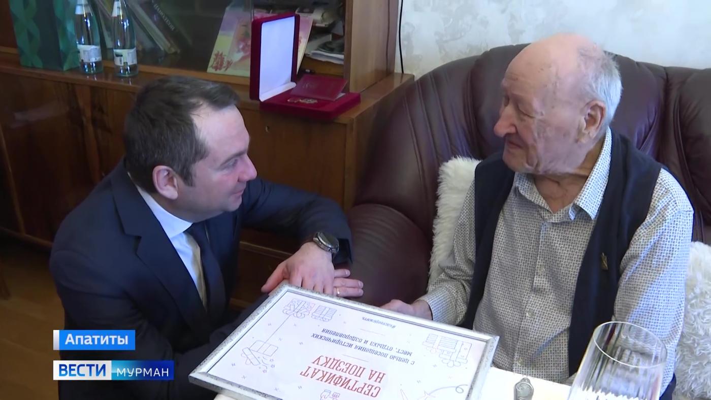 Век мужества: Андрей Чибис поздравил 100-летнего юбиляра в Апатитах