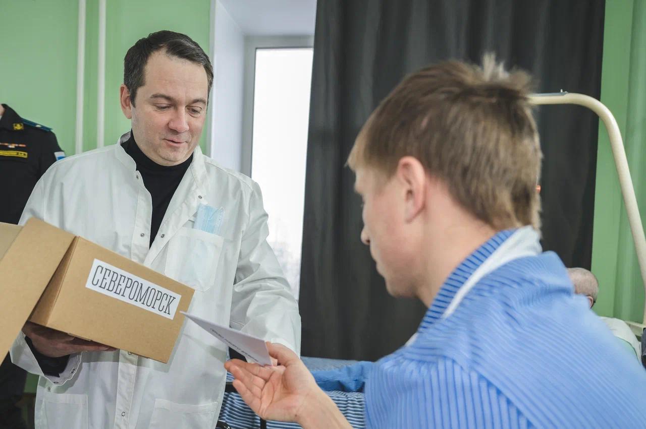 Андрей Чибис навестил раненых бойцов в госпитале Североморска