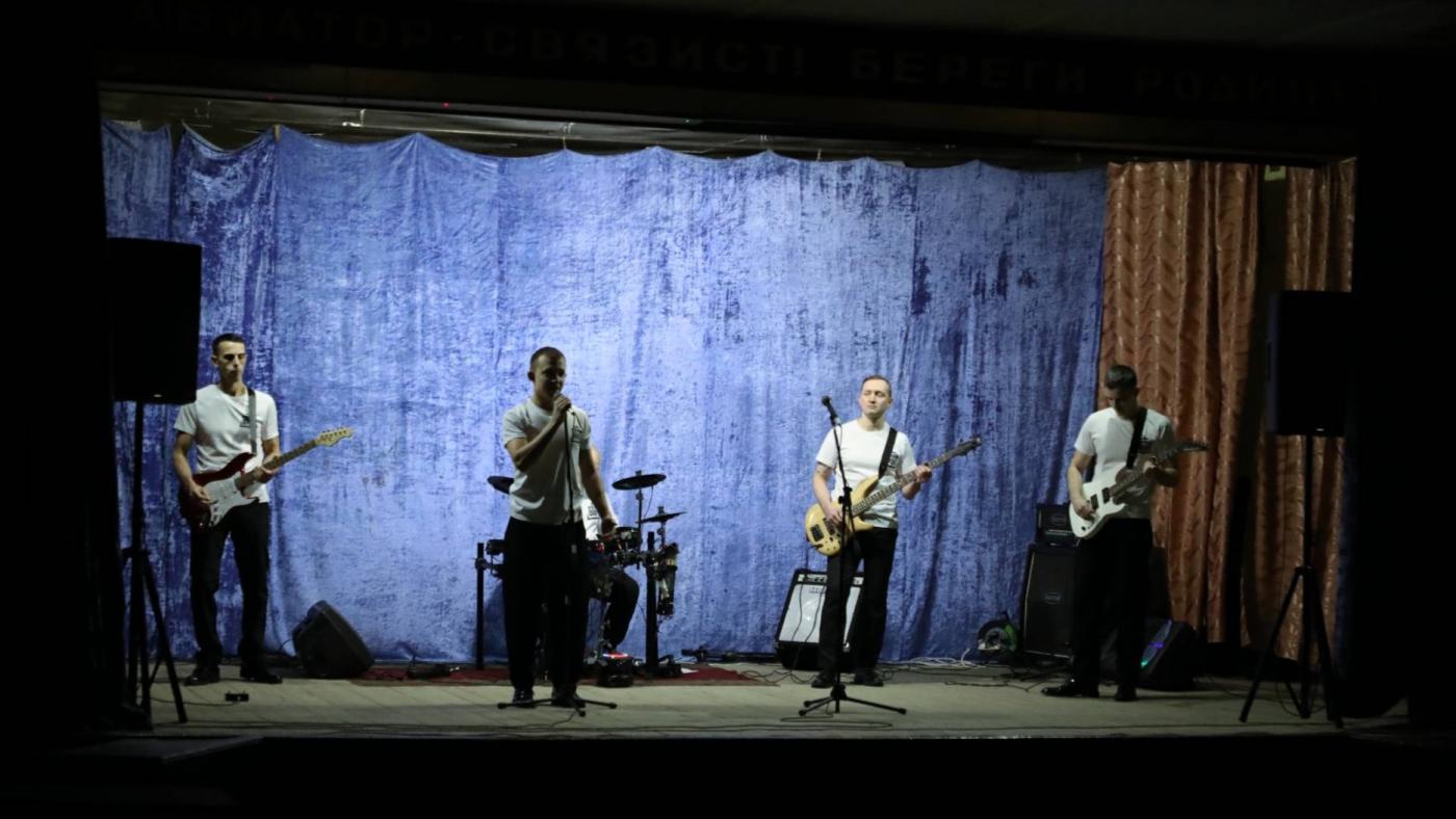 Концерт ко Дню защитника Отечества провели для военнослужащих в Сафоново